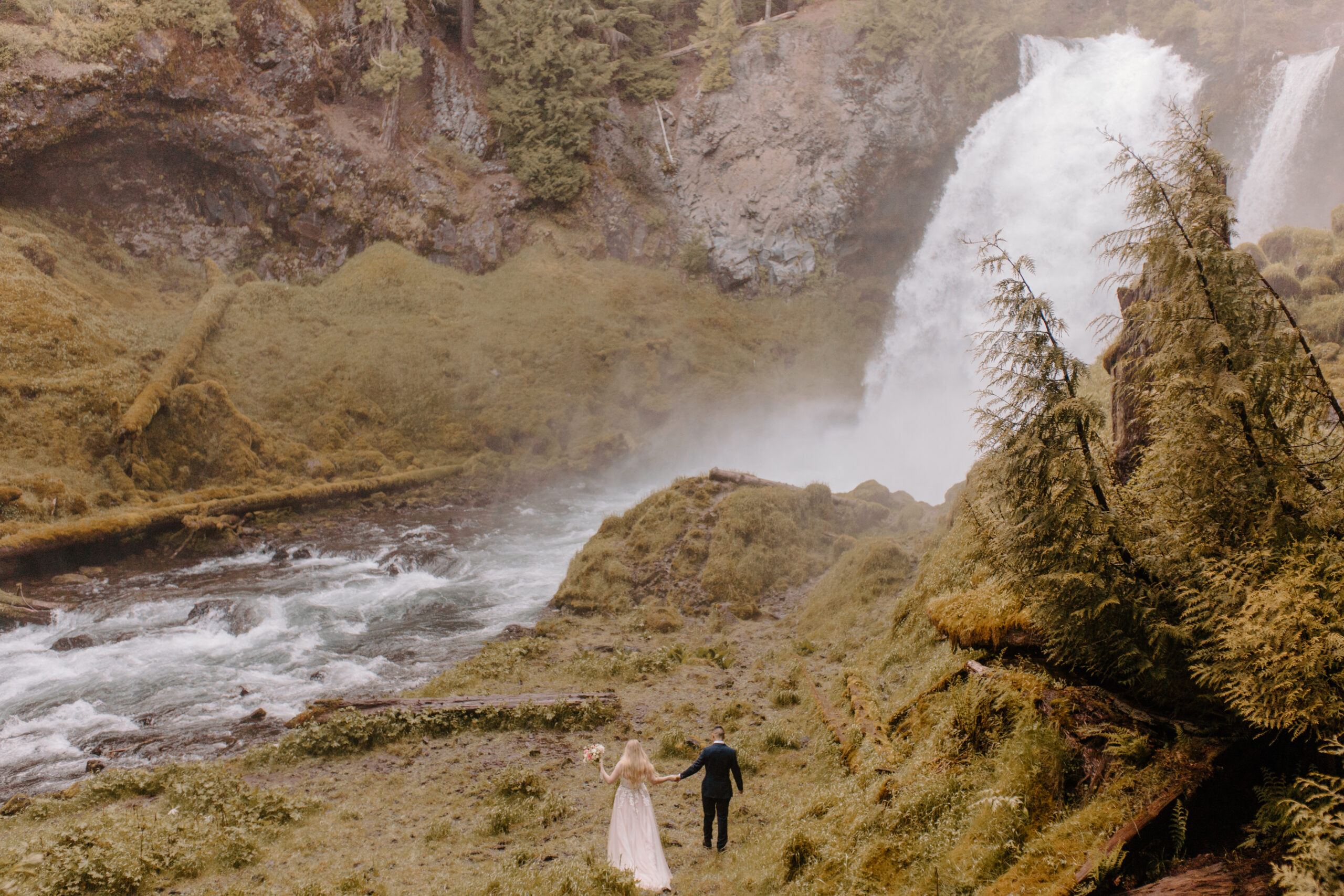 Gloomy day adventure elopement at Sahalie Falls in Oregon